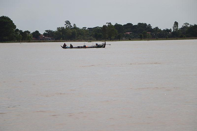 Ngư dân giăng câu trên sông Hậu.