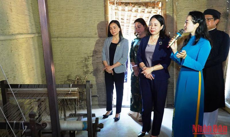 Phó Chủ tịch nước tham quan không gian trưng bày những hiện vật, nơi lưu giữ nhiều kỷ niệm lúc thiếu thời của Chủ tịch Hồ Chí Minh tại Nhà lưu niệm.