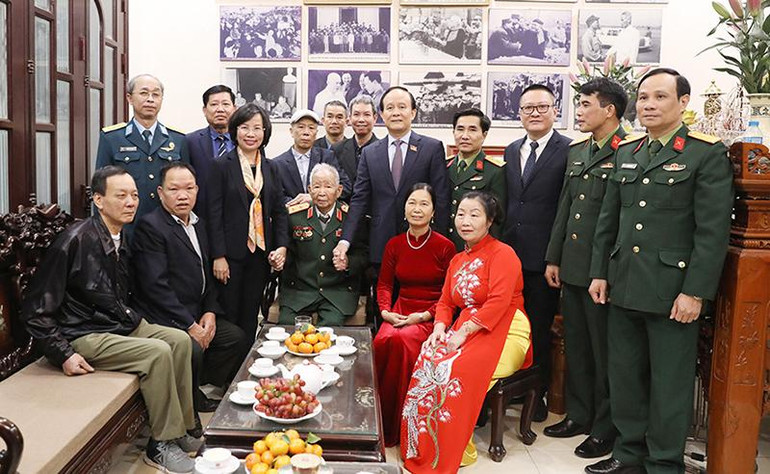 Đoàn công tác của thành phố thăm hỏi, động viên Trung tướng Nguyễn Xuân Mậu.