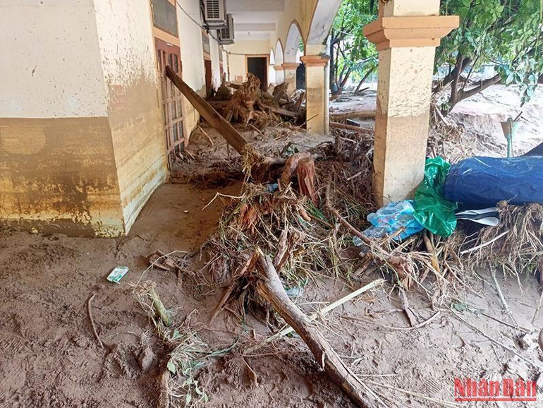 Trung tâm Chính trị huyện bị ngập sâu trong bùn đất.