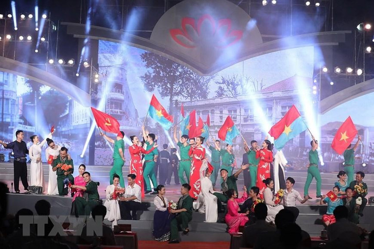 Tối 22/11, tại huyện Vũng Liêm, tỉnh Vĩnh Long, Thủ tướng Phạm Minh Chính dự Chương trình nghệ thuật “Dấu ấn Võ Văn Kiệt” nhân kỷ niệm 100 năm Ngày sinh Thủ tướng Võ Văn Kiệt. (Ảnh: Dương Giang/TTXVN)