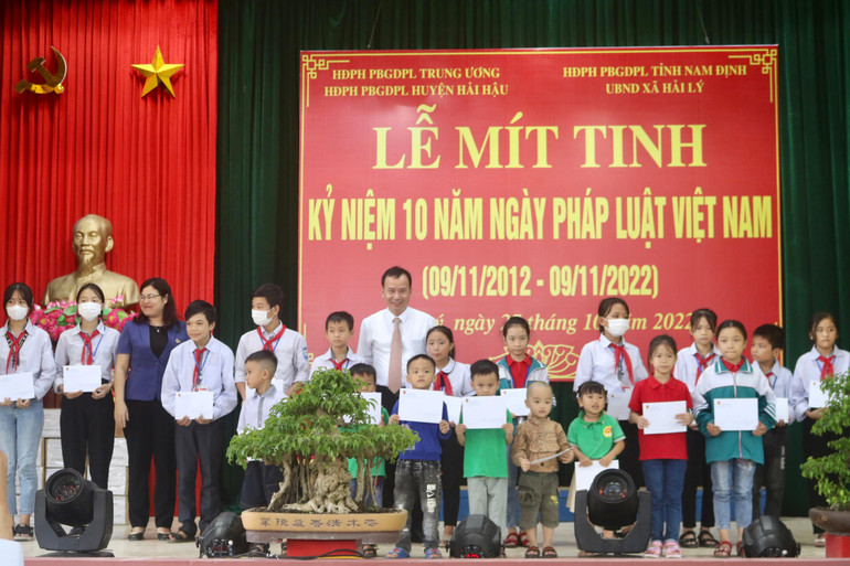 Phó Trưởng Ban Dân vận Trung ương Nguyễn Lam cùng Phó Chủ tịch UBND tỉnh Nam Định Hà Lan Anh trao quà cho các học sinh nghèo vượt khó.