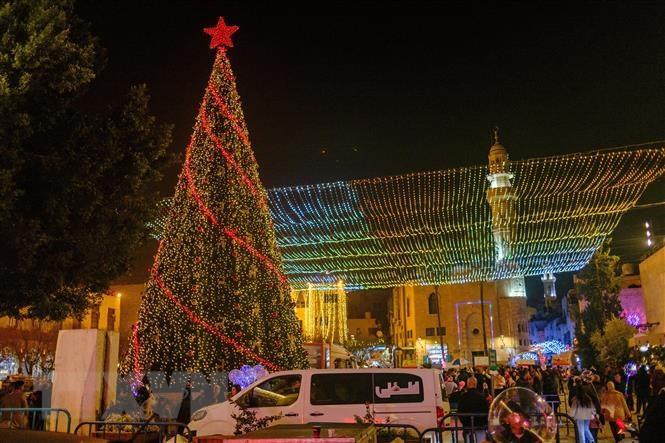 Một góc quảng trường gần Nhà thờ Giáng sinh ở Bethlehem thu hút đông đảo du khách. (Ảnh: Quang Minh/TTXVN) Một góc quảng trường gần Nhà thờ Giáng sinh ở Bethlehem thu hút đông đảo du khách. (Ảnh: Quang Minh/TTXVN)