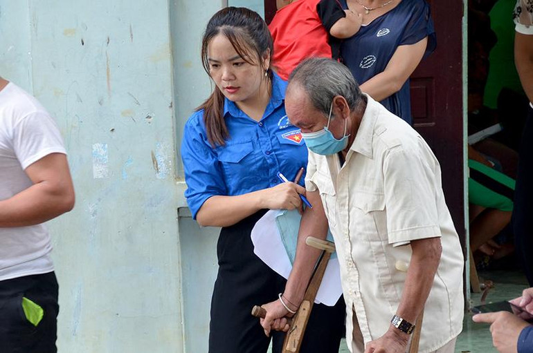 Người dân ở các bản lân cận như: Kẻ Gia, Kẻ Tắt và Bá Hạ cũng tìm về để được khám chữa bệnh miễn phí. Ông Vi Văn Hoa (63 tuổi) bị đau chân, được con cháu chở đến bày tỏ mong mỏi: “Năm nào cũng có vài đoàn bác sĩ lên khám bệnh miễn phí cho dân bản để chúng tôi đỡ phải đi xa khám bệnh, tiết kiệm được chi phí”.