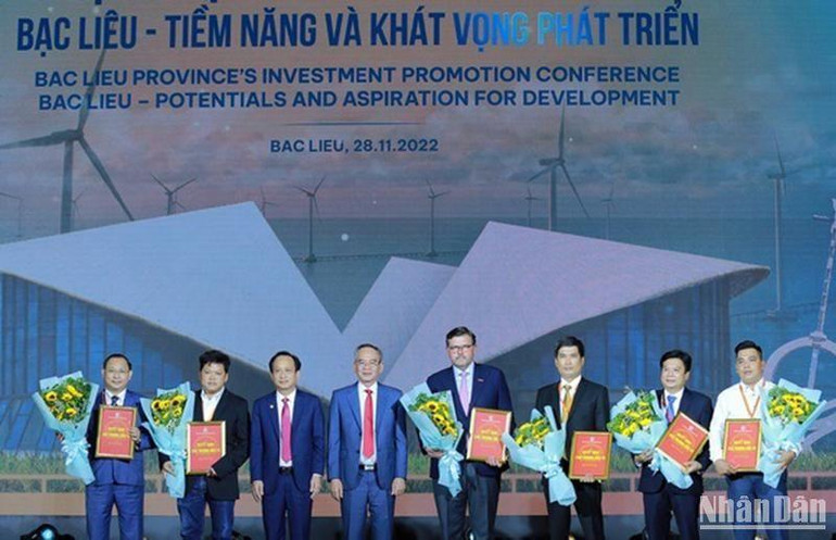 Lãnh đạo tỉnh Bạc Liêu trao giấy chứng nhận đăng ký của các nhà đầu tư tại địa phương. Lãnh đạo tỉnh Bạc Liêu trao giấy chứng nhận đăng ký của các nhà đầu tư tại địa phương.