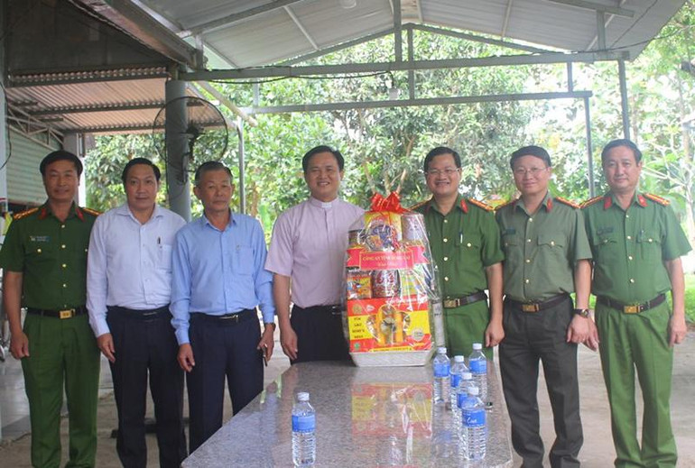 Lãnh đạo Công an tỉnh Đồng Nai thăm, tặng quà một cơ sở tôn giáo trên địa bàn.