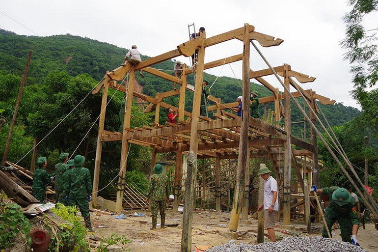 Bộ đội Biên phòng phối hợp người dân giúp gia đình anh Lương Văn Thắng, bản Sơn Thành, xã Tà Cạ tháo dỡ nhà di chuyển đến nơi an toàn.