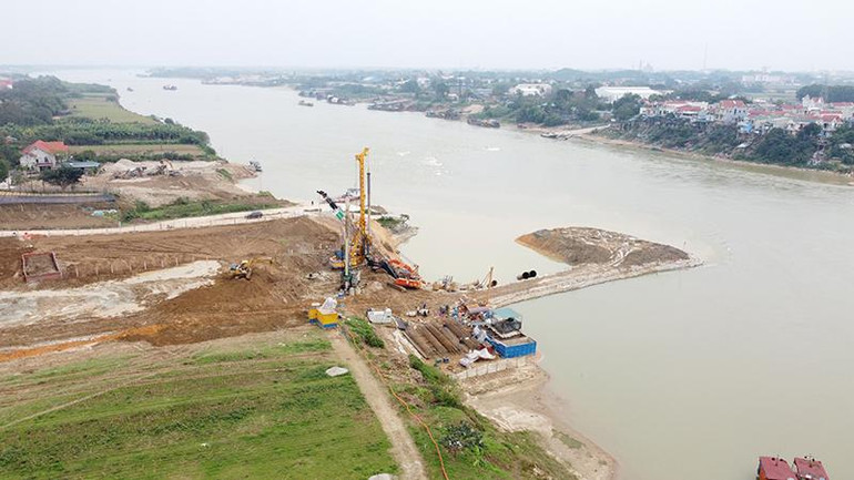 Cầu Vĩnh Phú đang được xây dựng sẽ kết nối huyện Sông Lô với tỉnh Phú Thọ.