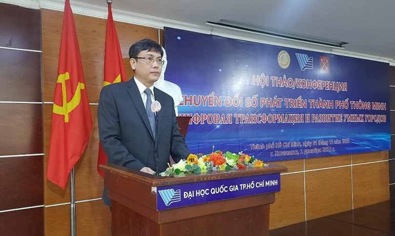 Phó Giáo sư, Tiến sĩ Nguyễn Minh Tâm, Phó Giám đốc Đại học Quốc gia Thành phố Hồ Chí Minh phát biểu tại hội thảo. Phó Giáo sư, Tiến sĩ Nguyễn Minh Tâm, Phó Giám đốc Đại học Quốc gia Thành phố Hồ Chí Minh phát biểu tại hội thảo.