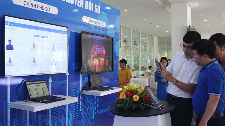 Đại biểu trải nghiệm các ứng dụng chuyển đổi số.