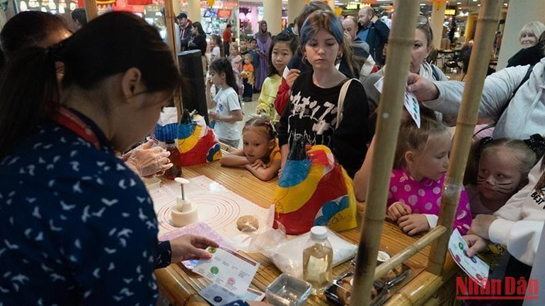 Trẻ em Nga tìm hiểu về cách làm bánh Trung thu. (Ảnh: THANH THỂ)