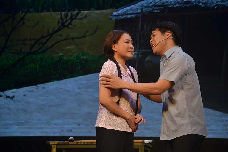 Nghệ sĩ Võ Thành Phê (phải) đoạt Huy chương Vàng thể loại Kép mùi trong cuộc thi “Tài năng diễn viên sân khấu cải lương Trần Hữu Trang - năm 2020”.