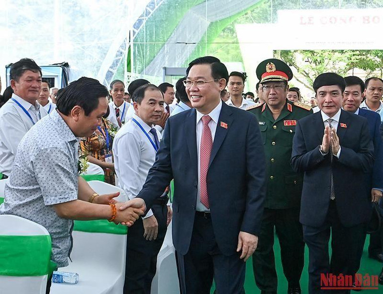 Chủ tịch Quốc hội Vương Đình Huệ với các đại biểu dự Lễ công bố.