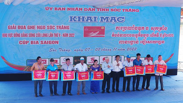 Chủ tịch Ủy ban Trung ương Mặt trận Tổ quốc Việt Nam Đỗ Văn Chiến và Bí thư Tỉnh ủy Sóc Trăng Lâm Văn Mẫn tặng cờ lưu niệm cho các đội ghe ngo.