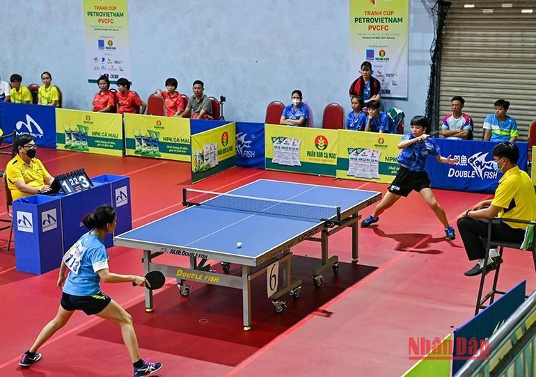 Trận đấu tại nội dung đồng đội nữ giữa Hà Nội 1 và Tiền Giang.