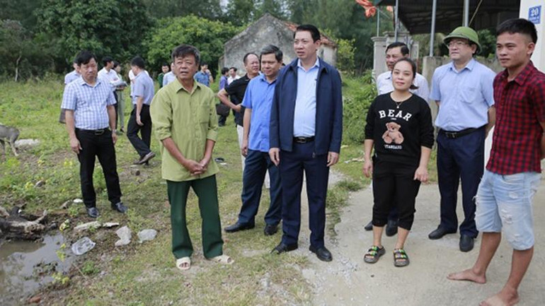 Lãnh đạo tỉnh Thanh Hóa và các thành viên đoàn công tác khảo sát hiện trạng nước biển xâm thực đến gần nhà dân thôn Tân Xuân.