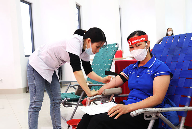 Một tình nguyện viên tham gia hiến máu cứu người tại chương trình. Một tình nguyện viên tham gia hiến máu cứu người tại chương trình.