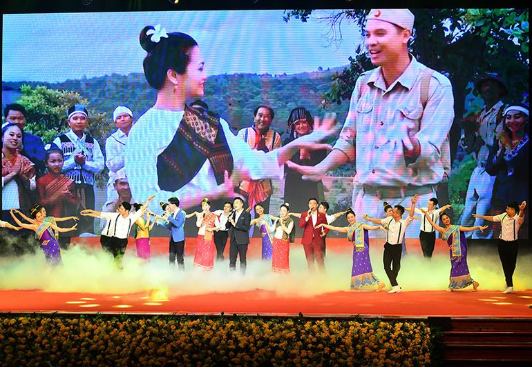 Chương trình nghệ thuật chào mừng lễ kỷ niệm. (Ảnh: ĐĂNG KHOA)