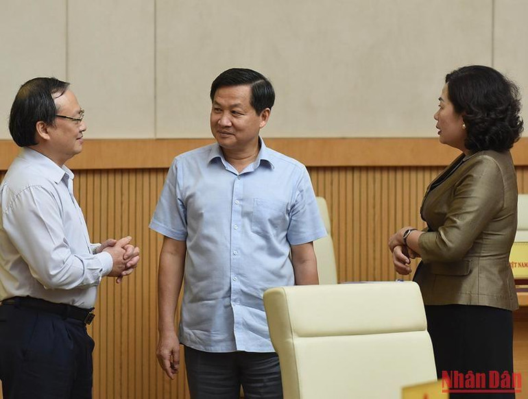 Các đại biểu trao đổi trong giờ nghỉ giải lao.