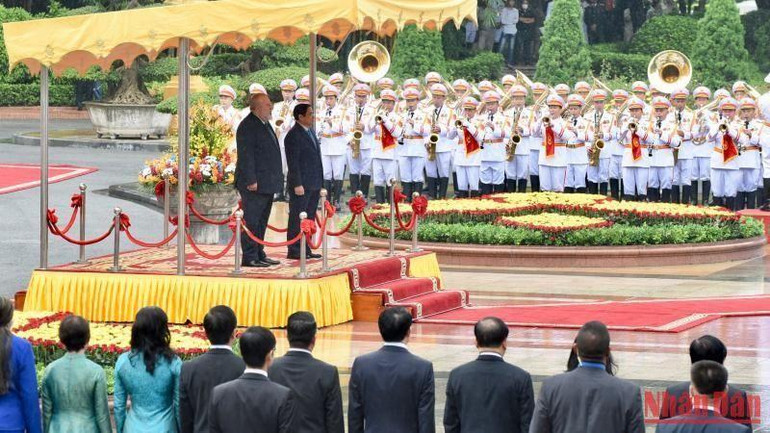 Thủ tướng Phạm Minh Chính và Thủ tướng nước Cộng hòa Cuba Manuel Marrero Cruz thực hiện nghi thức chào cờ của hai nước. (Ảnh: Trần Hải)