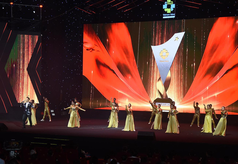 Ca khúc “Vinh Quang Đang Chờ Ta” với phần thể hiện của ca sĩ Đông Hùng và vũ đoàn PL.