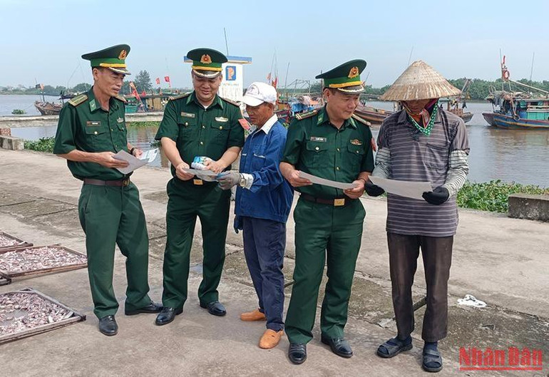 Cán bộ, chiến sĩ Đồn Biên phòng Cửa Lân (huyện Tiền Hải, tỉnh Thái Bình) tuyên truyền pháp luật cho ngư dân xã Nam Thịnh.