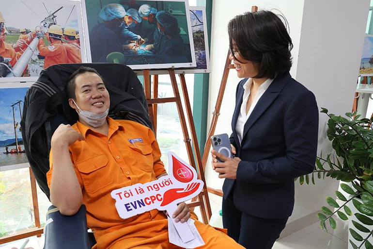 Nụ cười công nhân điện lực Đà Nẵng sau khi hiến máu tình nguyện. Nụ cười công nhân điện lực Đà Nẵng sau khi hiến máu tình nguyện.