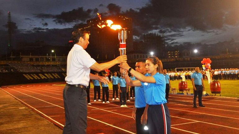 Bí thư Tỉnh ủy Lê Trường Lưu trao đuốc Đại hội cho các vận động viên đạt thành tích cao.