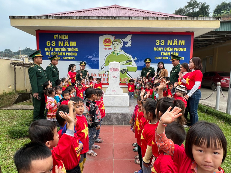 Các cháu học sinh tham quan cột mốc.