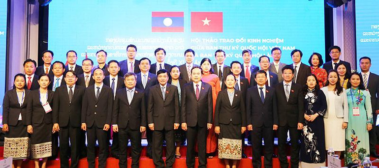 Các đại biểu dự Hội thảo chụp ảnh kỷ niệm.