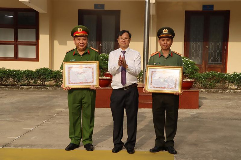 Chủ tịch Ủy ban nhân dân tỉnh Đồng Nai Cao Tiến Dũng trao Bằng khen cho 2 tập thể, cá nhân đạt giải cao tại Hội thi điều lệnh, bắn súng, võ thuật do Bộ Công an tổ chức.