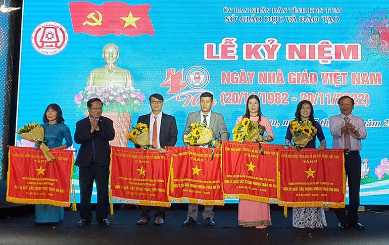 Ban tổ chức tặng Cờ thi đua của Chính phủ cho 5 tập thể của ngành giáo dục và đào tạo tỉnh Kon Tum.