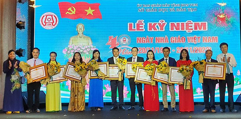 Ban tổ chức tặng Bằng khen của Thủ tướng Chính phủ cho cán bộ, giáo viên trên địa bàn tỉnh Kon Tum.