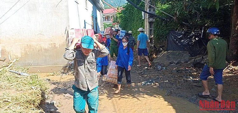 Nhiều tổ chức, cá nhân hỗ trợ vật dụng, nước uống, mì tôm... cho người dân vùng lũ.