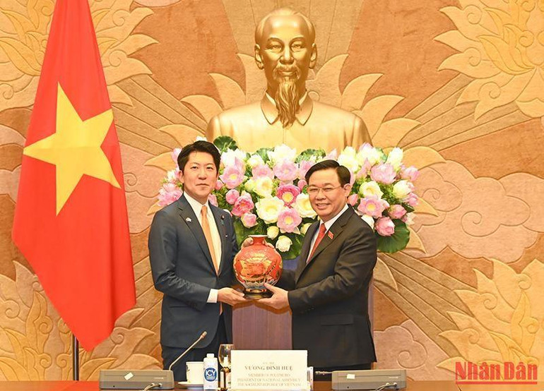 Chủ tịch Quốc hội Vương Đình Huệ tặng quà lưu niệm cho đại diện Ban Thanh niên Đảng LDP.