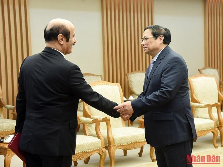 Thủ tướng Phạm Minh Chính đón các thành viên trong đoàn.