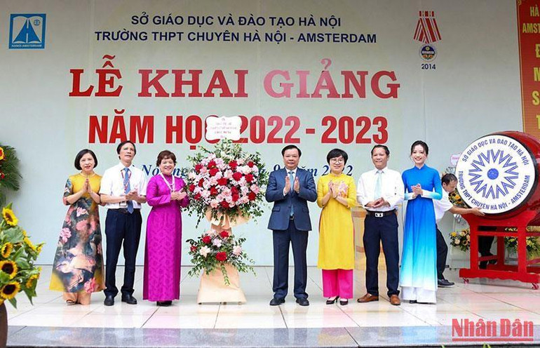 Bí thư Thành ủy Đinh Tiến Dũng tặng hoa chúc mừng Trường THPT chuyên Hà Nội-Amsterdam nhân dịp khai giảng năm học mới 2022-2023. (Ảnh Duy Linh) Bí thư Thành ủy Đinh Tiến Dũng tặng hoa chúc mừng Trường THPT chuyên Hà Nội-Amsterdam nhân dịp khai giảng năm học mới 2022-2023. (Ảnh Duy Linh)