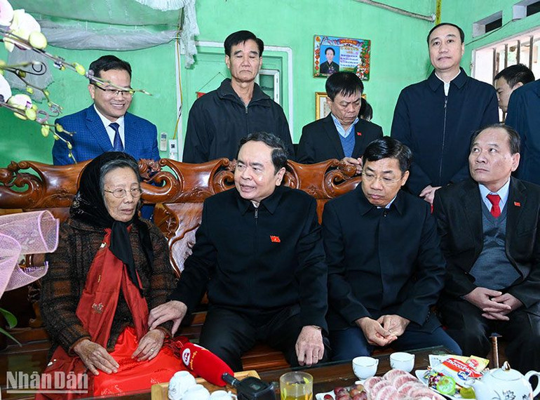 Phó Chủ tịch Thường trực Quốc hội Trần Thanh Mẫn và đoàn công tác thăm, chúc Tết Mẹ Việt Nam Anh hùng Đồng Thị Tuyên tại xã Đào Mỹ, huyện Lạng Giang. (Ảnh: Duy Linh)