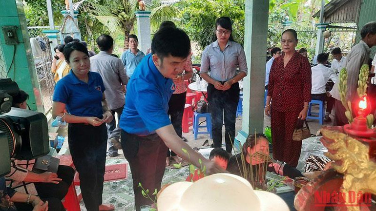 Tỉnh đoàn Vĩnh Long đến thắp hương, chia sẻ những mất mát đau thương của gia đình bé Nguyễn Hải Đăng. (Ảnh: BÁ DŨNG)
