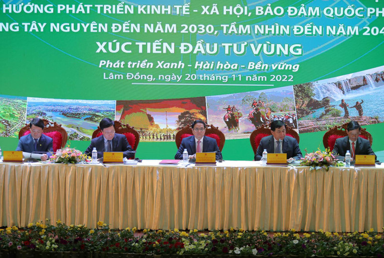 Thủ tướng Phạm Minh Chính và các đồng chí chủ trì Hội nghị.