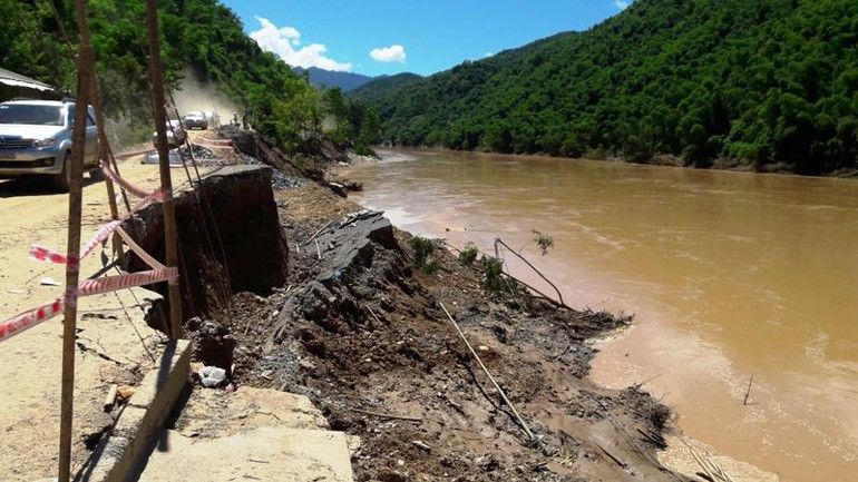 Sạt lở bờ sông, hư hỏng đường giao thông ở xã Trung Sơn, huyện Quan Hóa năm 2018.