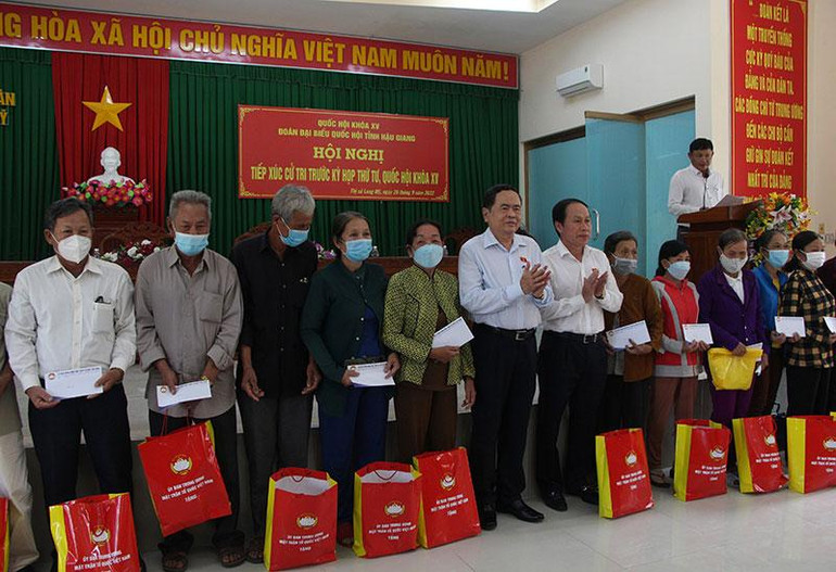 Tặng quà cho gia đình chính sách, hộ nghèo. Tặng quà cho gia đình chính sách, hộ nghèo.