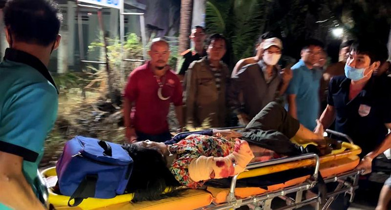 Nữ hành khách bị thương nặng được giải cứu ra khỏi xe bị nạn và được đưa đi cấp cứu tại Bệnh viện đa khoa tỉnh Bình Thuận. Nữ hành khách bị thương nặng được giải cứu ra khỏi xe bị nạn và được đưa đi cấp cứu tại Bệnh viện đa khoa tỉnh Bình Thuận.