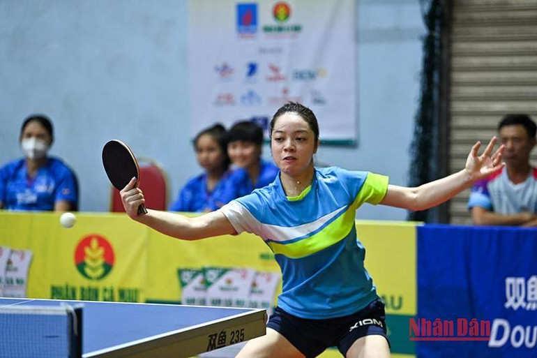 Vận động viên Phạm Ngân Giang (Tiền Giang) giành thắng lợi thuyết phục với tỷ số 3-0 trước vận động viên Trần Mai Ngọc (Hà Nội 1).