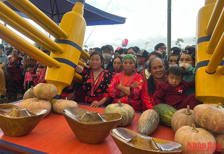 Các sản vật nông nghiệp được người dân các xã đem đến Ngày hội.