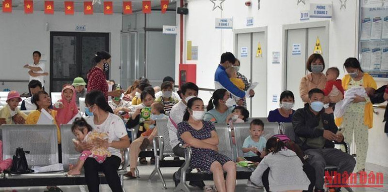 Khu vực tiếp đón bệnh nhân tại Bệnh viện Nhi Thái Bình luôn chật kín người.