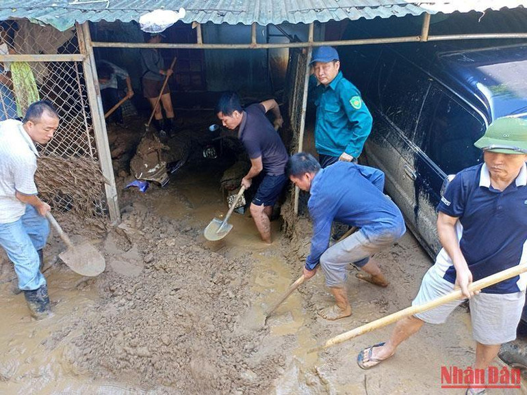 Các lực lượng cùng người dân khắc phục hậu quả do lũ gây ra.