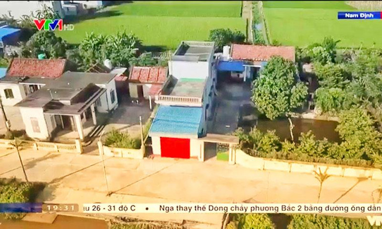 Khe hẹp trên cánh cửa (bôi đỏ) là một trong hai nơi giao dịch ma túy từ sáng sớm hoặc giữa trưa. (Ảnh từ clip phóng sự của VTV)