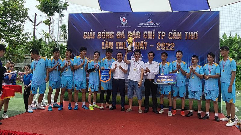 Đội Tổng công ty Đất xanh miền Tây đoạt chức vô địch.