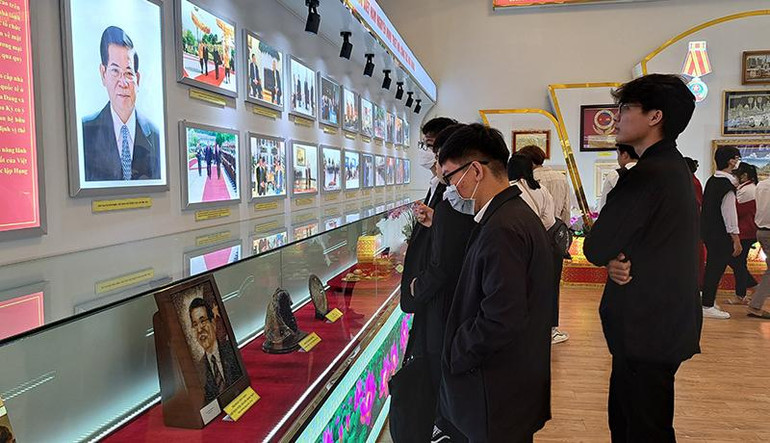 Đông đảo học sinh, sinh viên tham quan trưng bày chuyên đề “Hình ảnh và hiện vật của Chủ tịch nước Cộng hòa xã hội chủ nghĩa Việt Nam Nguyễn Minh Triết, giai đoạn 2006-2011”.